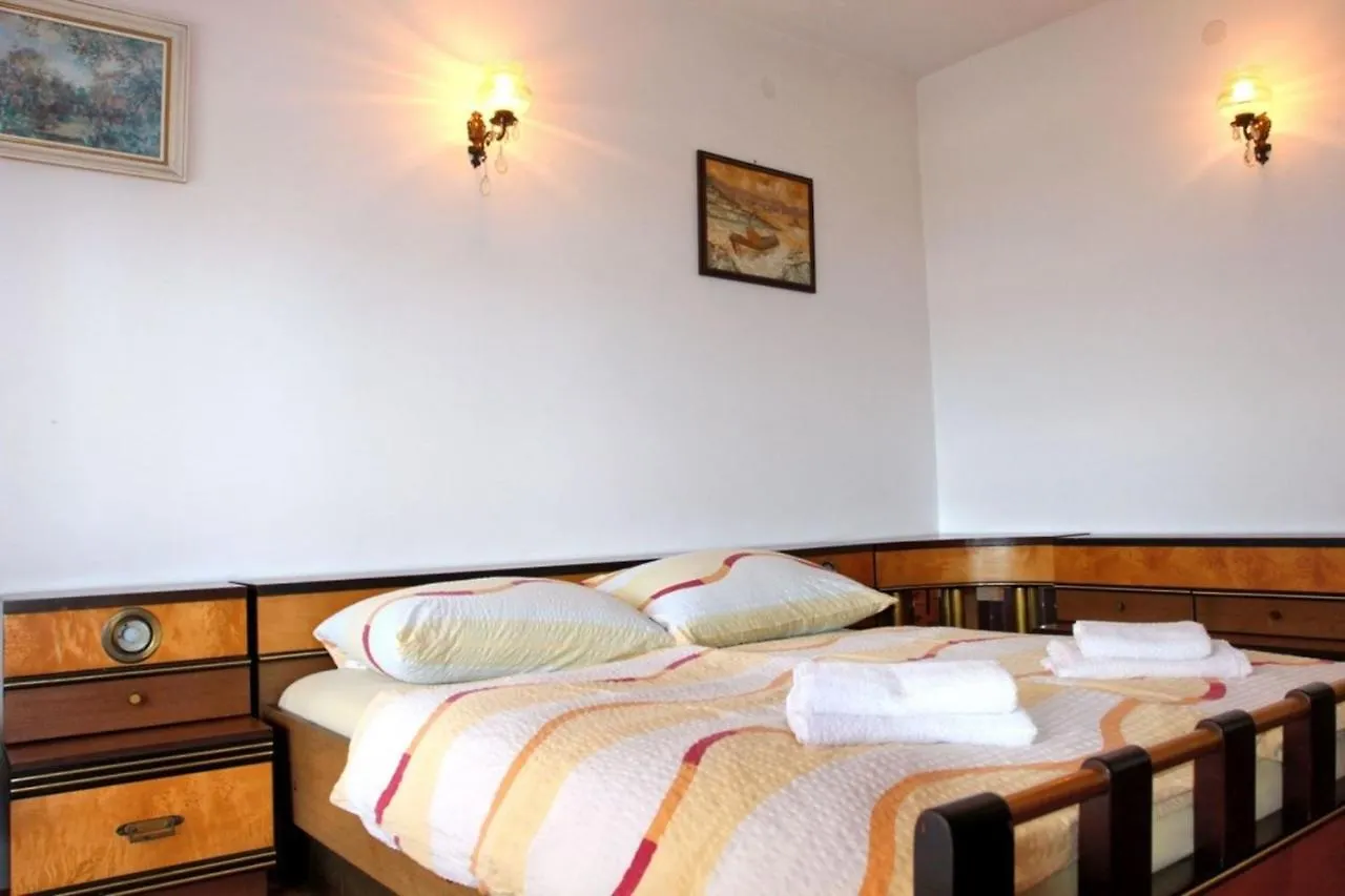 Three-Bedroom Apartment In Novi Vinodolski I Повиле